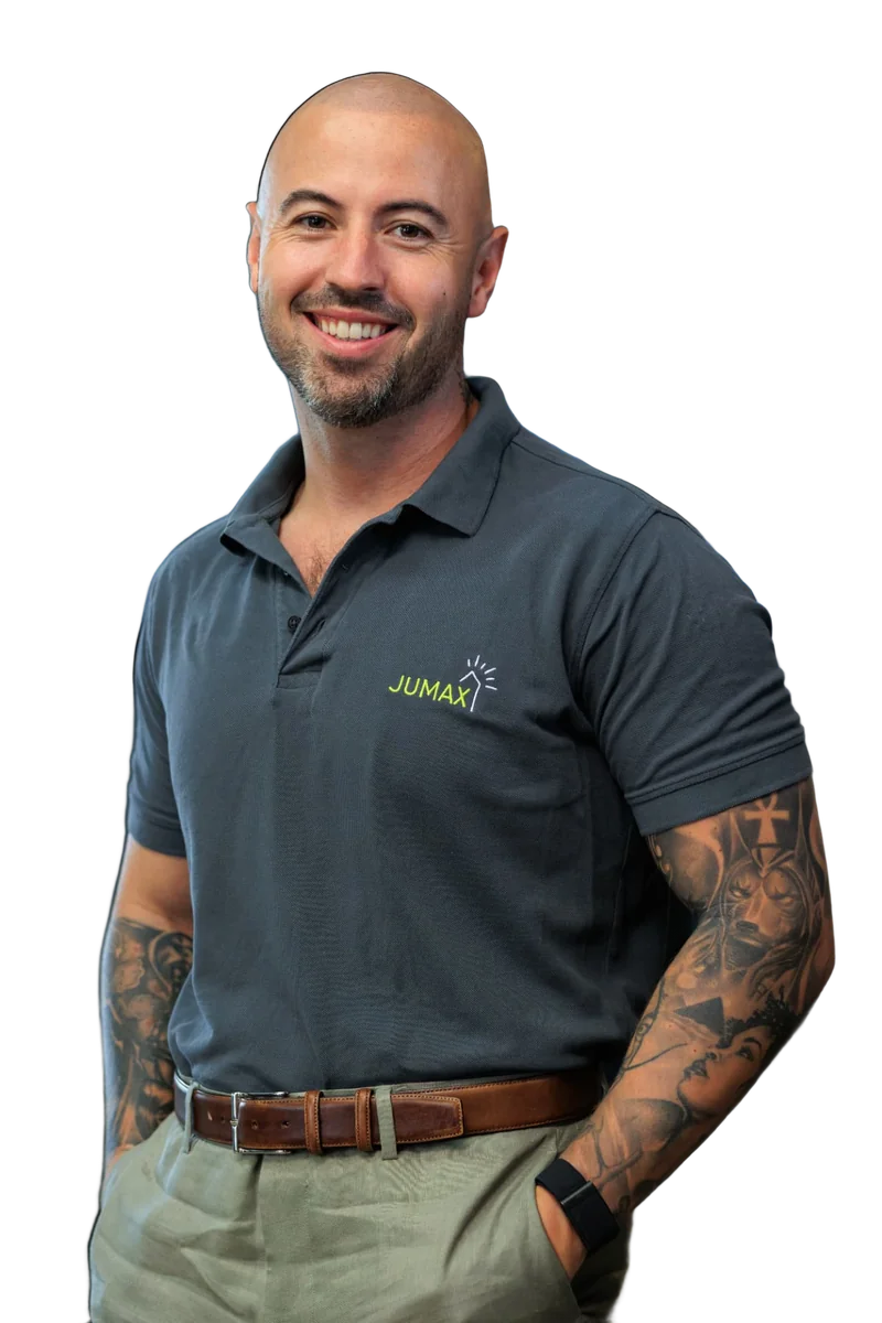 Adrian Harig im JUMAX-Poloshirt, lächelnd