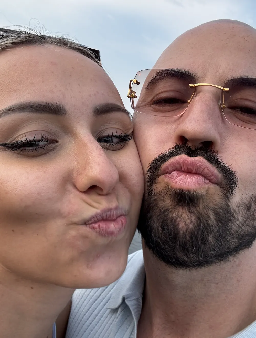 Adrian und Christine, albernes Kussmund-Selfie
