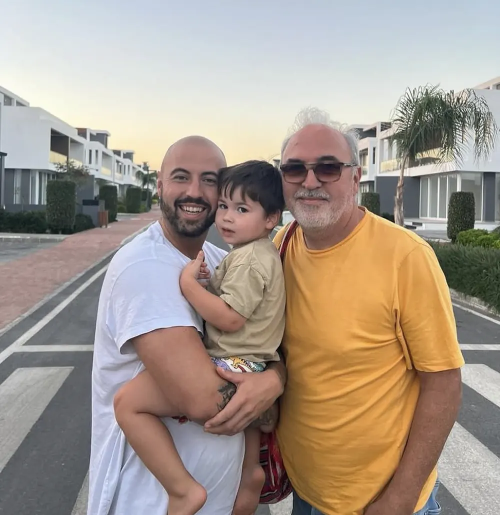 Drei Generationen: Adrian mit seinem Sohn auf dem Arm und seinem Vater