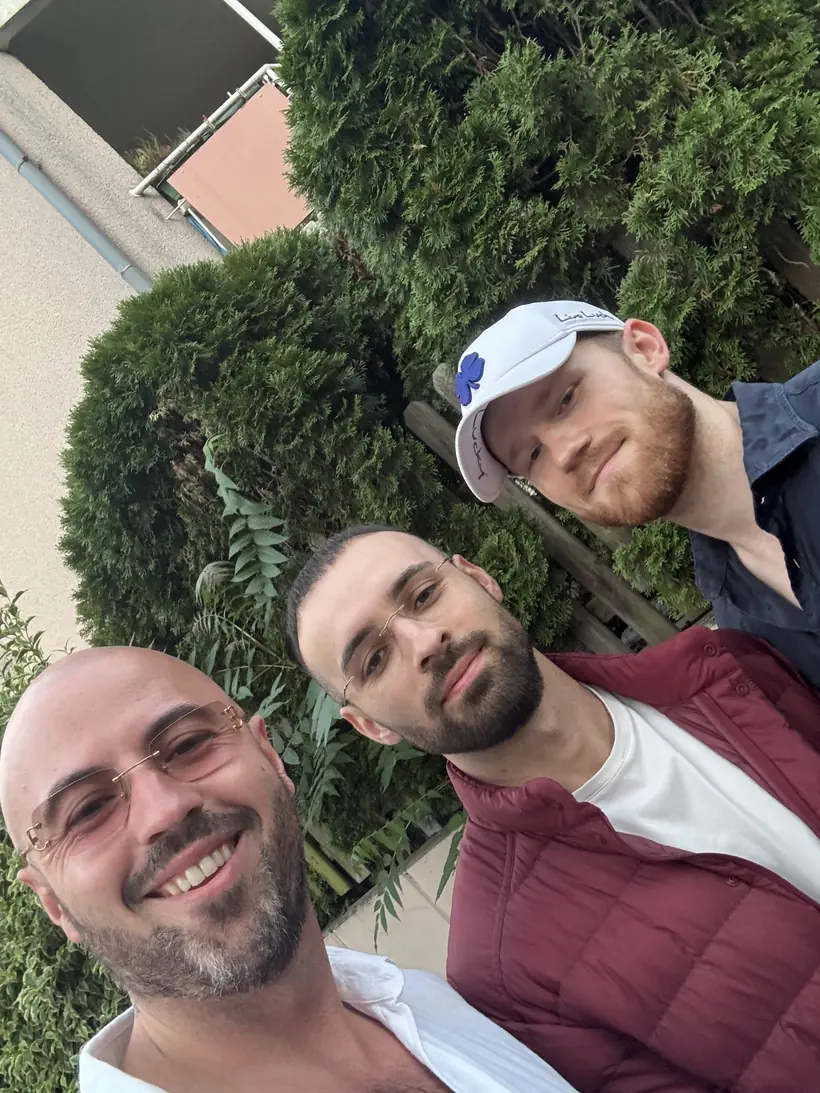 Selfie von Adrian mit zwei Freunden