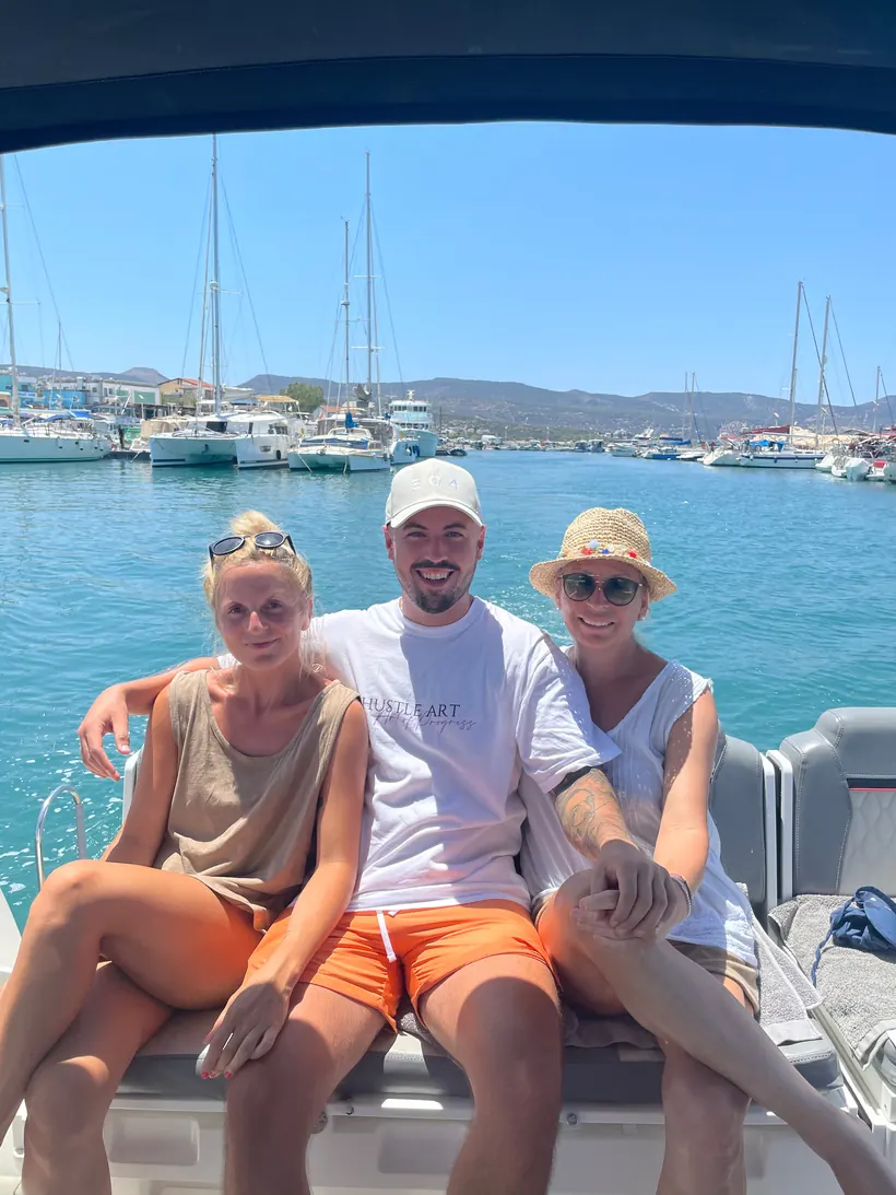 Adrian mit seiner Schwester und seiner Mama auf einem Boot im Hafen von Zypern