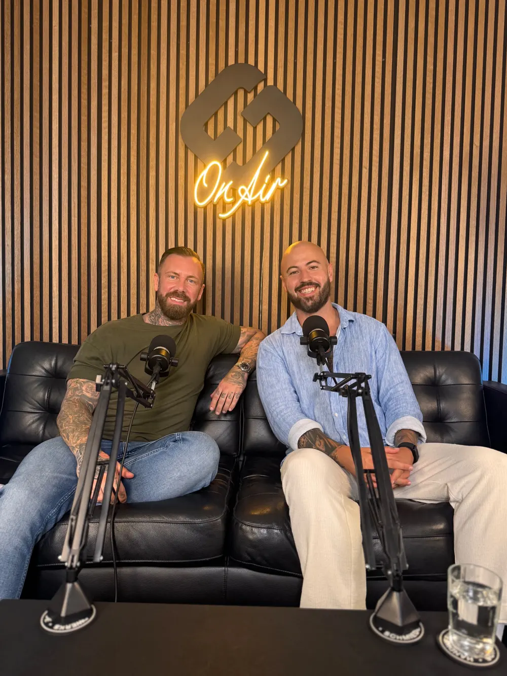 Adrian als Gast im Podcast-Studio der Handwerks-Schmiede, zwei Männer auf einem Ledersofa mit Mikrofonen