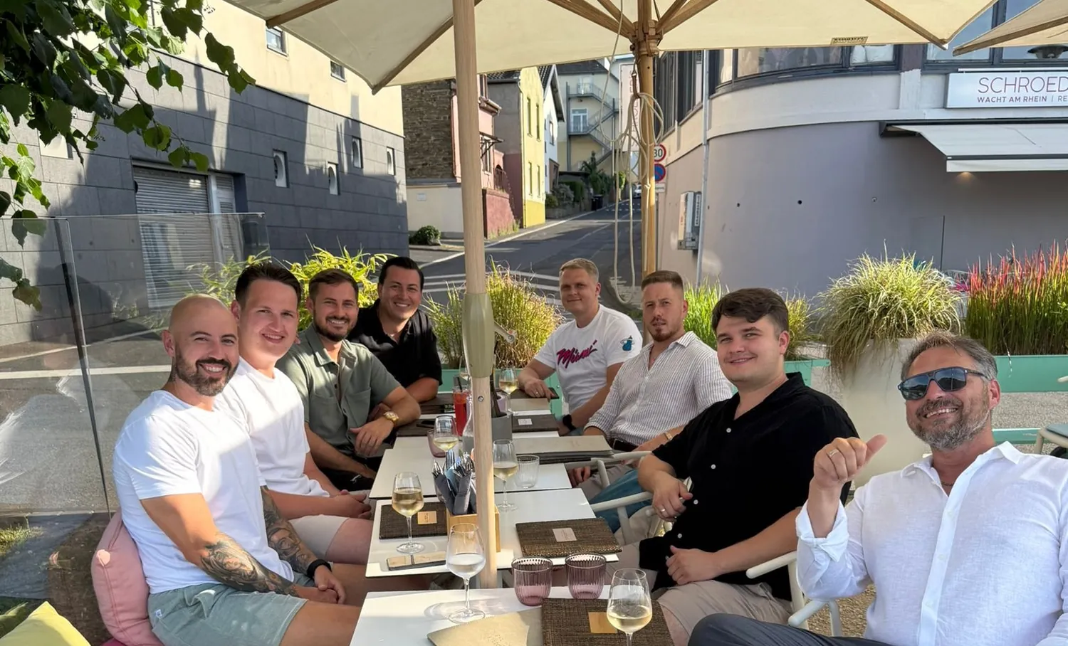 Adrian mit Kollegen aus dem JUMAX-Team bei einem gemeinsamen Abendessen draußen